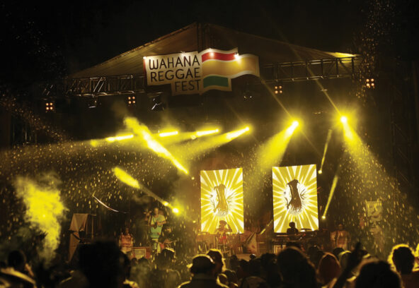 Suasana Wahana Reggae Festival di Medan dengan panggung musik, penonton ramai, dan penampilan musisi reggae internasional dan lokal