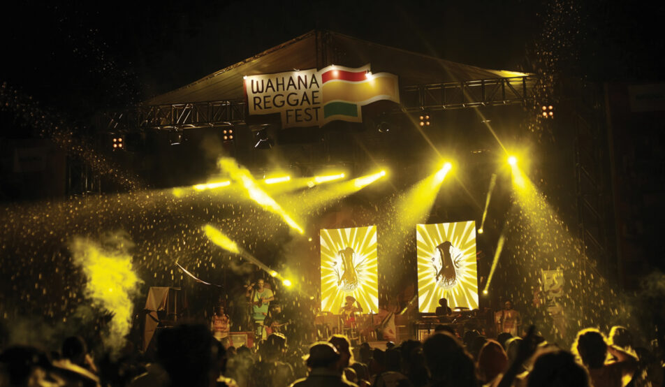 Suasana Wahana Reggae Festival di Medan dengan panggung musik, penonton ramai, dan penampilan musisi reggae internasional dan lokal