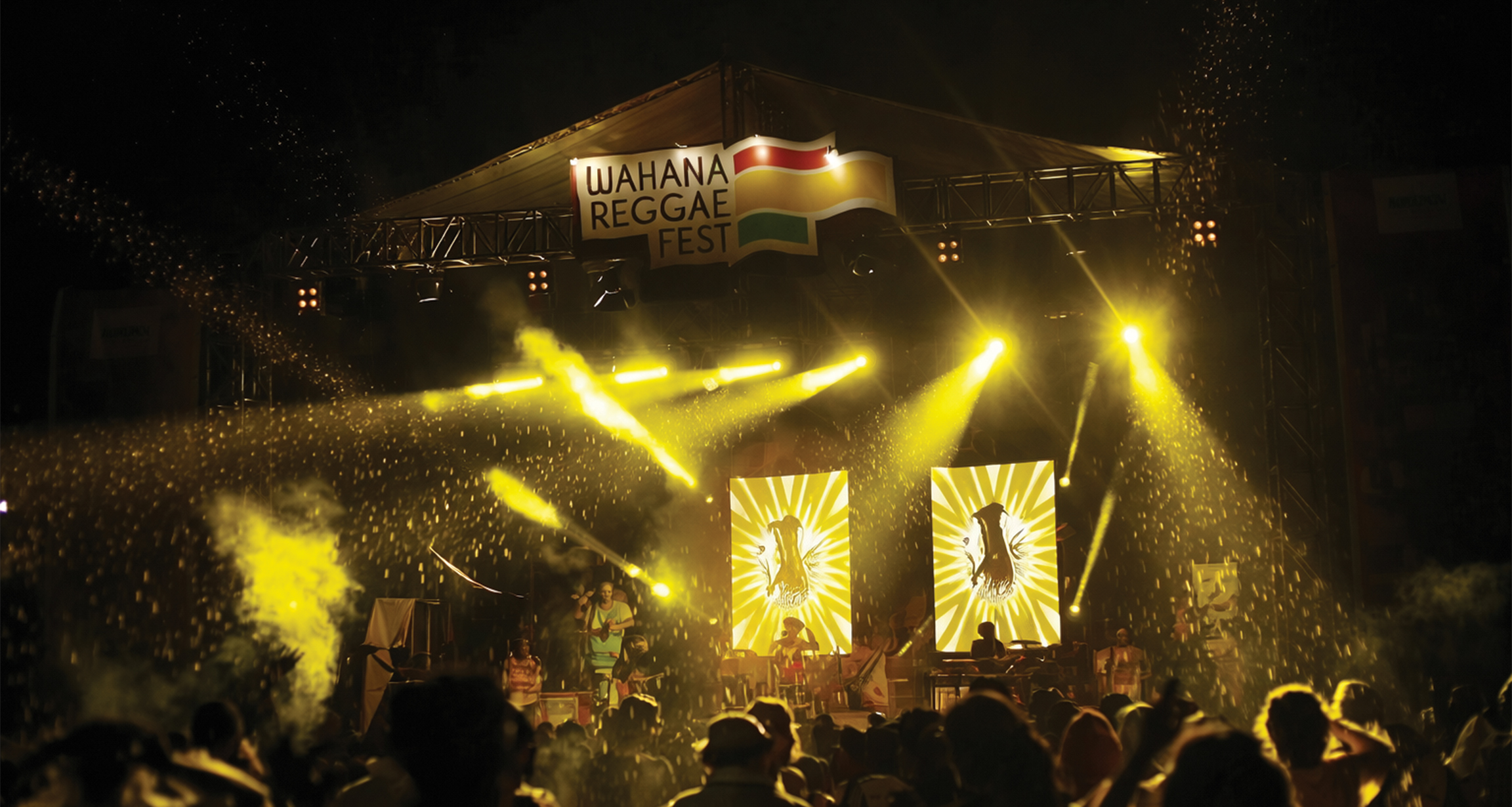 Suasana Wahana Reggae Festival di Medan dengan panggung musik, penonton ramai, dan penampilan musisi reggae internasional dan lokal