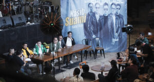 Press conference dan showcase Five Minutes di Bekasi dengan penampilan band di panggung dan interaksi dengan penggemar