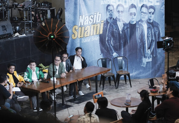Press conference dan showcase Five Minutes di Bekasi dengan penampilan band di panggung dan interaksi dengan penggemar