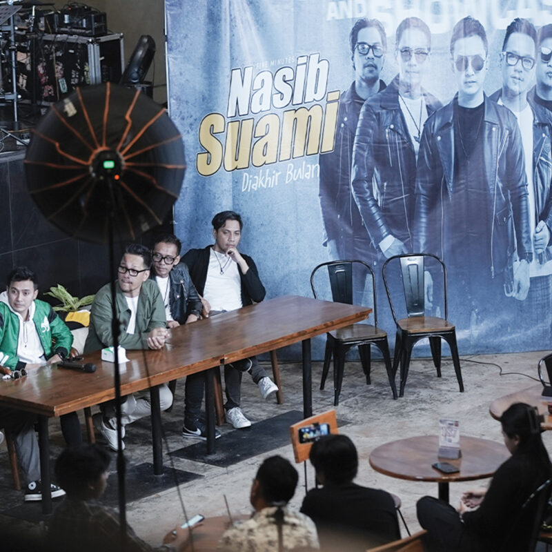 Press conference dan showcase Five Minutes di Bekasi dengan penampilan band di panggung dan interaksi dengan penggemar