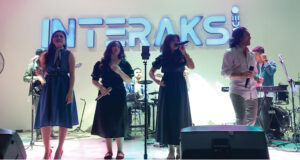 Penampilan penyanyi muda di acara live music Interaksi Space Bekasi dengan suasana panggung full band dan penonton