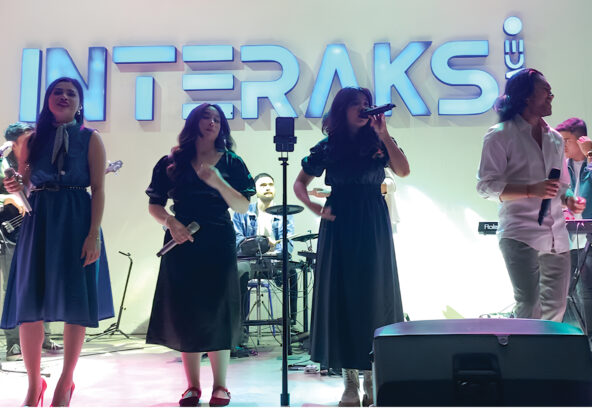 Penampilan penyanyi muda di acara live music Interaksi Space Bekasi dengan suasana panggung full band dan penonton