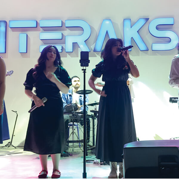 Penampilan penyanyi muda di acara live music Interaksi Space Bekasi dengan suasana panggung full band dan penonton