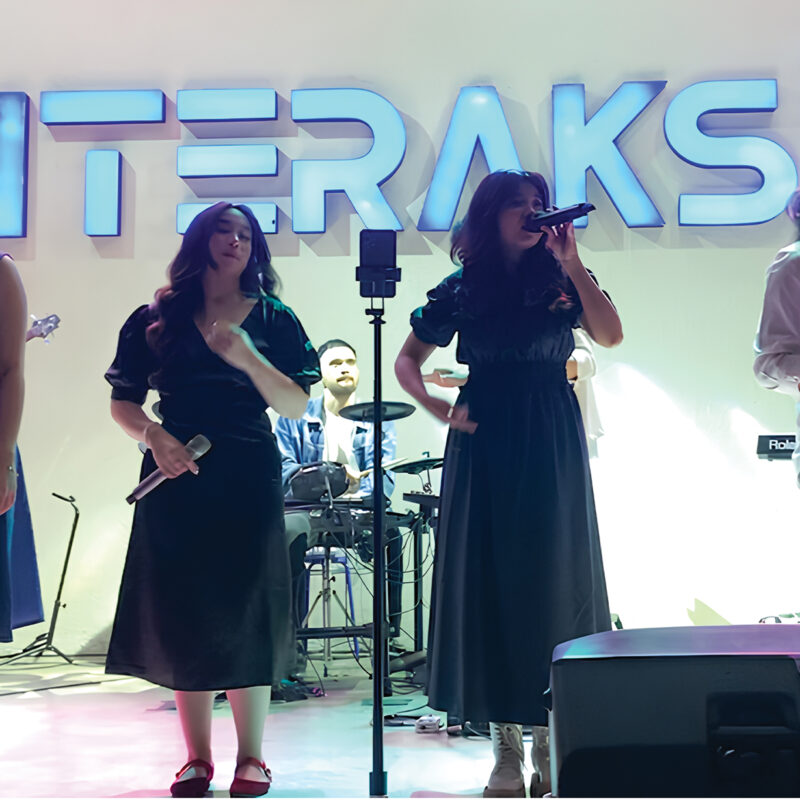 Penampilan penyanyi muda di acara live music Interaksi Space Bekasi dengan suasana panggung full band dan penonton