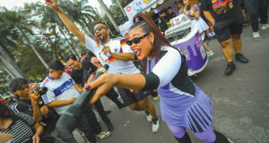 Aktivasi brand Itel Mendadak Goyang bersama Kopi Jago dengan suasana interaksi publik dan hiburan musik