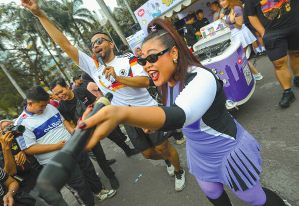 Aktivasi brand Itel Mendadak Goyang bersama Kopi Jago dengan suasana interaksi publik dan hiburan musik