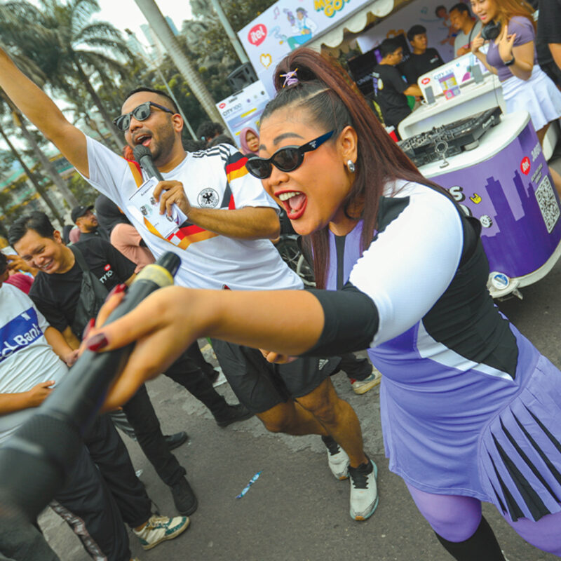 Aktivasi brand Itel Mendadak Goyang bersama Kopi Jago dengan suasana interaksi publik dan hiburan musik