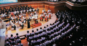 Pertunjukan orkestra To The Fallen Heroes di Aula Simfonia Jakarta dengan suasana megah dan penonton penuh