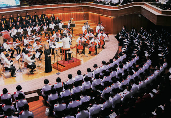 Pertunjukan orkestra To The Fallen Heroes di Aula Simfonia Jakarta dengan suasana megah dan penonton penuh
