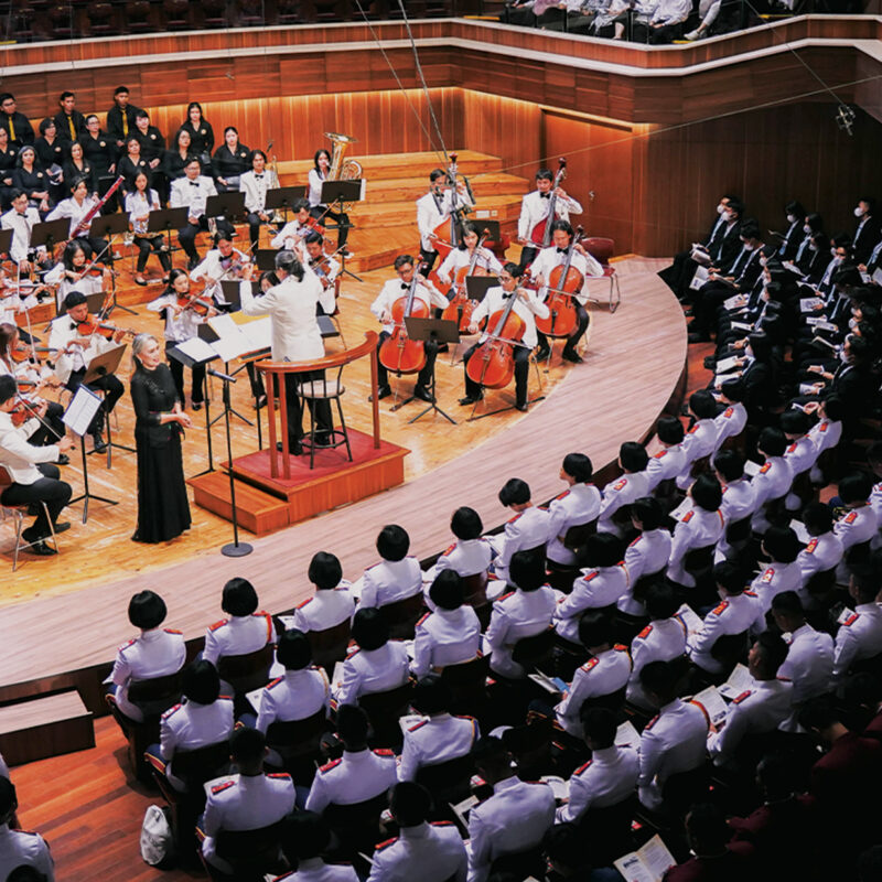 Pertunjukan orkestra To The Fallen Heroes di Aula Simfonia Jakarta dengan suasana megah dan penonton penuh