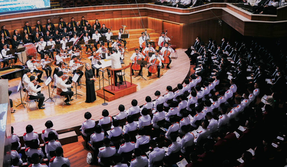 Pertunjukan orkestra To The Fallen Heroes di Aula Simfonia Jakarta dengan suasana megah dan penonton penuh