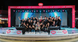 Event peluncuran Itel Super 26 Ultra di Taman Literasi Jakarta dengan booth interaktif dan pengunjung mencoba produk