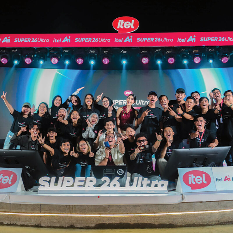 Event peluncuran Itel Super 26 Ultra di Taman Literasi Jakarta dengan booth interaktif dan pengunjung mencoba produk