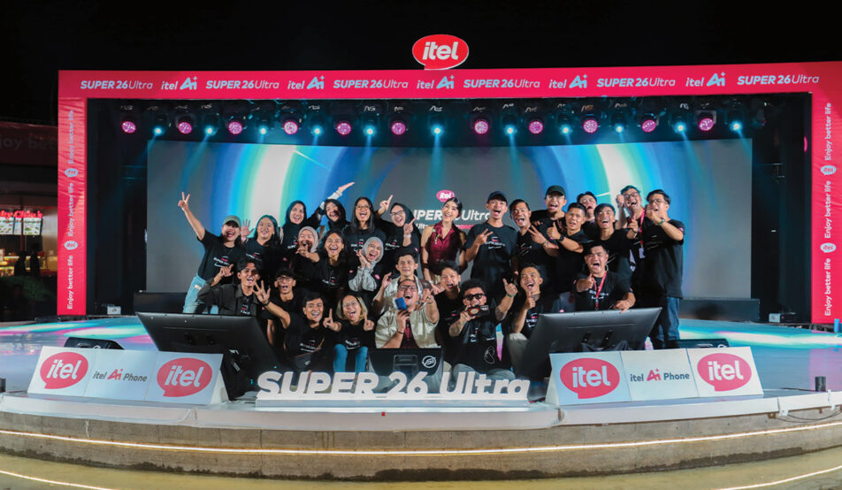 Event peluncuran Itel Super 26 Ultra di Taman Literasi Jakarta dengan booth interaktif dan pengunjung mencoba produk