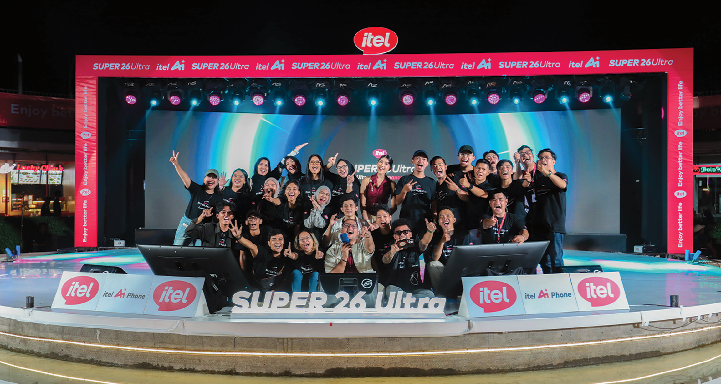 Event peluncuran Itel Super 26 Ultra di Taman Literasi Jakarta dengan booth interaktif dan pengunjung mencoba produk