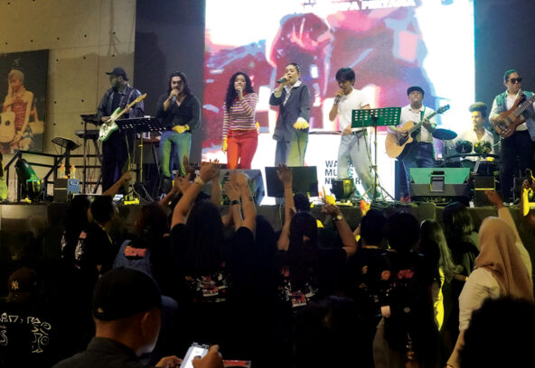 Suasana live music Wahana Music Night Vol 2 di Bekasi dengan penampilan musisi dan audiens dalam setting intimate