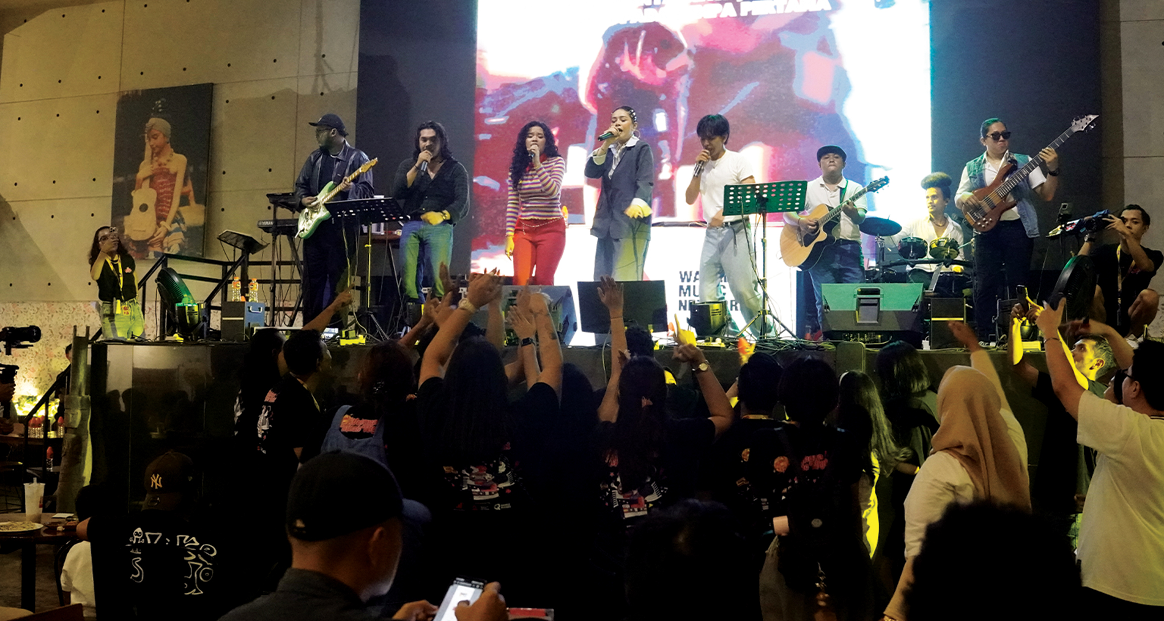 Suasana live music Wahana Music Night Vol 2 di Bekasi dengan penampilan musisi dan audiens dalam setting intimate