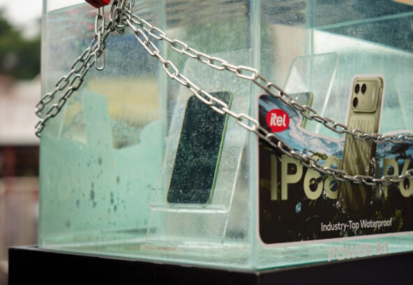 Peserta mengikuti Power 80 Mini Challenge di Blok M Hub Jakarta, termasuk tantangan Unlock the Aquarium dan demonstrasi ketahanan Itel Power 80 terhadap air serta benturan.