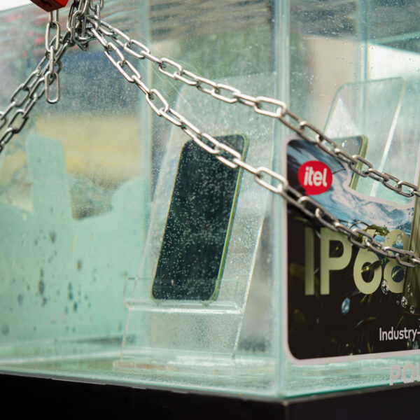 Peserta mengikuti Power 80 Mini Challenge di Blok M Hub Jakarta, termasuk tantangan Unlock the Aquarium dan demonstrasi ketahanan Itel Power 80 terhadap air serta benturan.