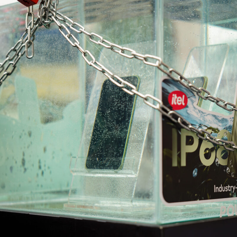 Peserta mengikuti Power 80 Mini Challenge di Blok M Hub Jakarta, termasuk tantangan Unlock the Aquarium dan demonstrasi ketahanan Itel Power 80 terhadap air serta benturan.