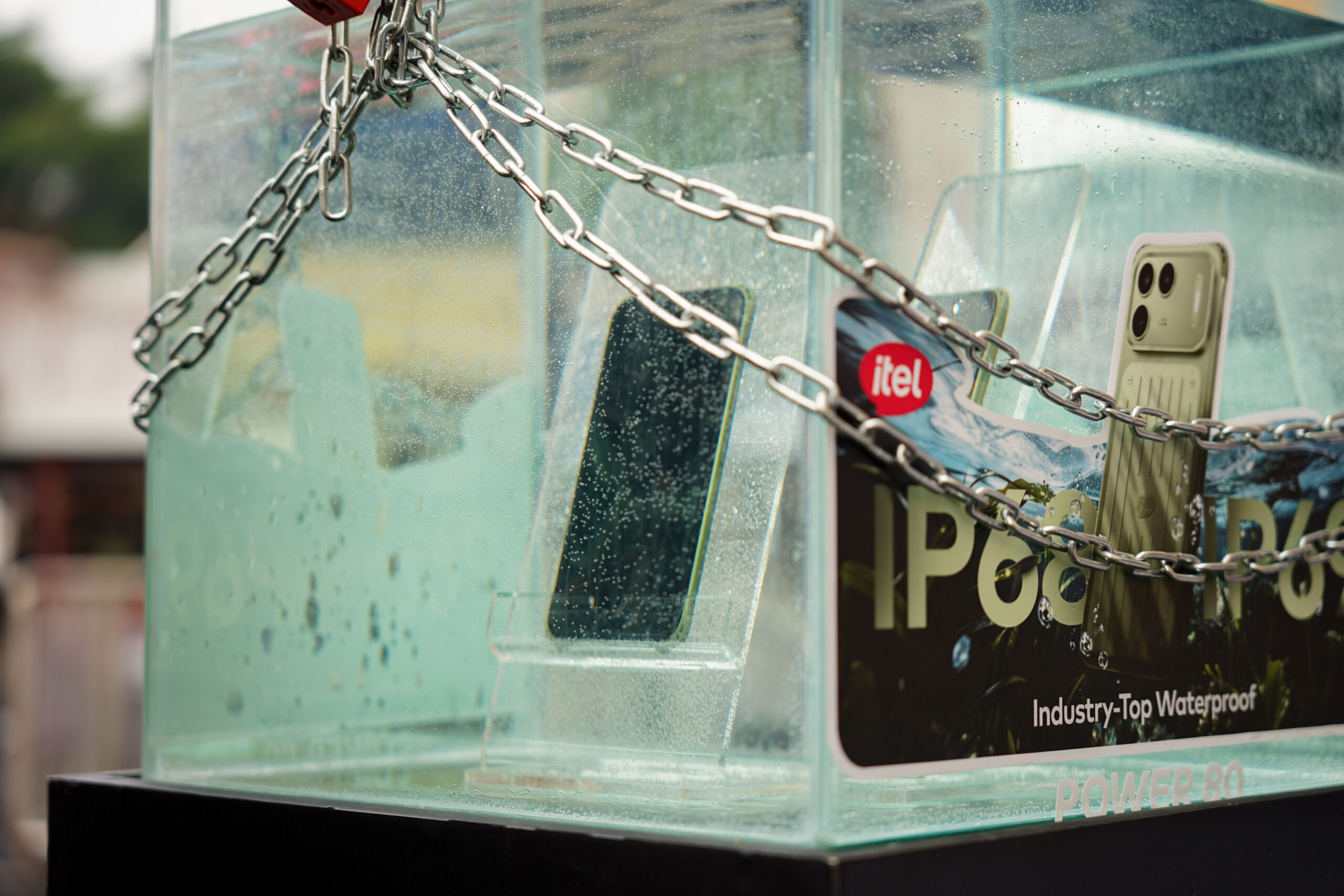 Peserta mengikuti Power 80 Mini Challenge di Blok M Hub Jakarta, termasuk tantangan Unlock the Aquarium dan demonstrasi ketahanan Itel Power 80 terhadap air serta benturan.